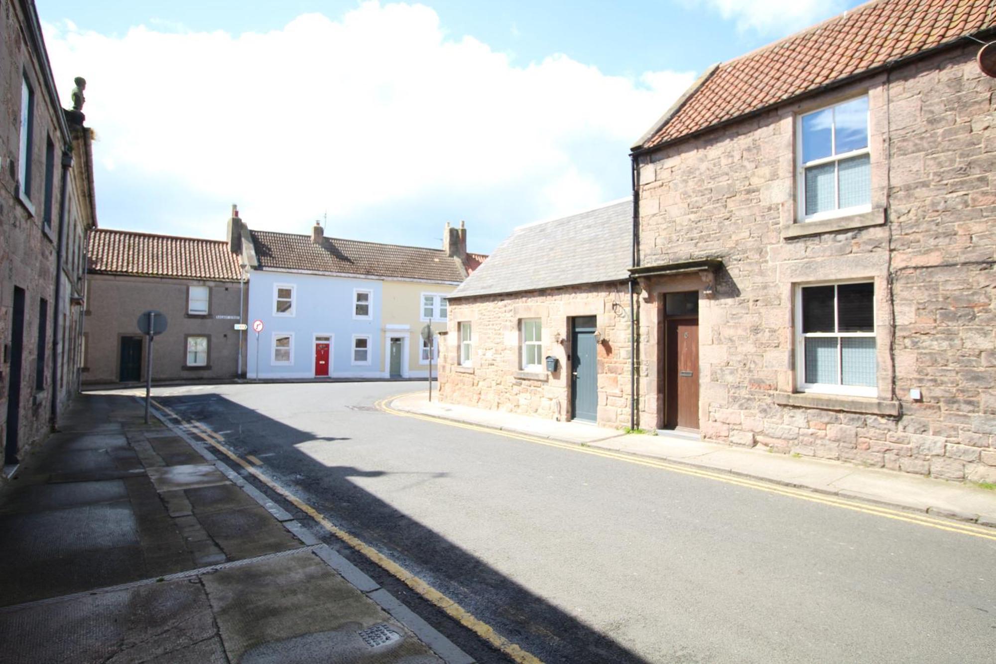 - Sleeps 4 - Town Centre - Very High End Renovation - Private Garden - Close To Train Station - Fast Wifi Apartment