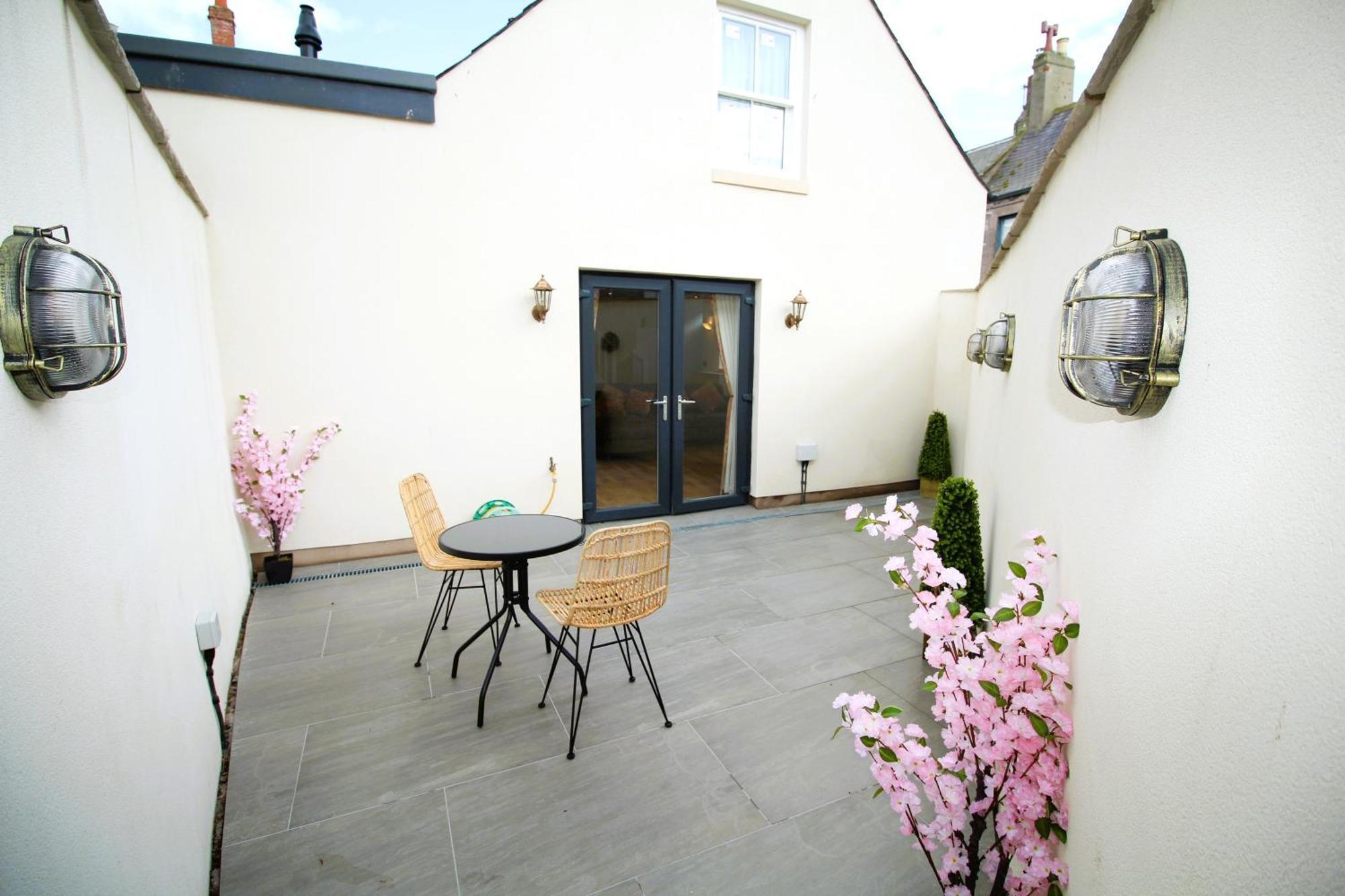 - Sleeps 4 - Town Centre - Very High End Renovation - Private Garden - Close To Train Station - Fast Wifi *