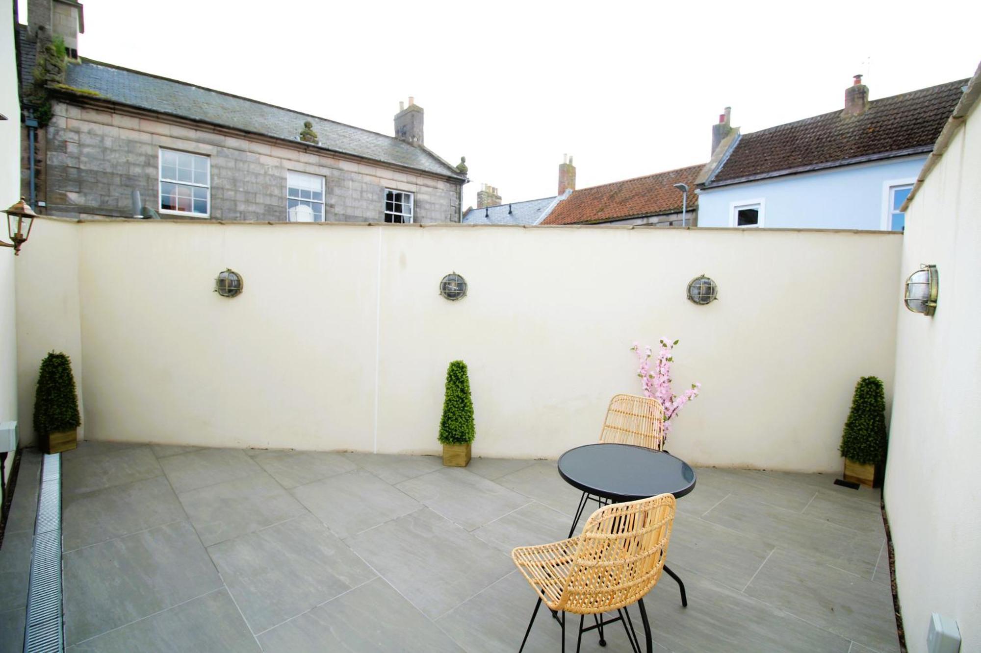 - Sleeps 4 - Town Centre - Very High End Renovation - Private Garden - Close To Train Station - Fast Wifi *