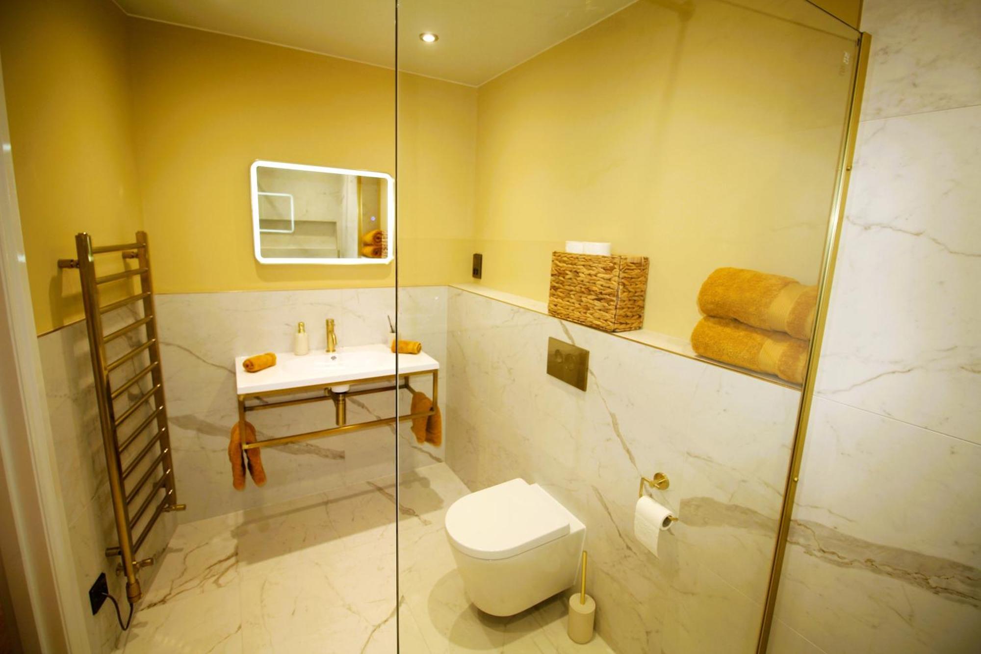 Apartment - Sleeps 4 - Town Centre - Very High End Renovation - Private Garden - Close To Train Station - Fast Wifi