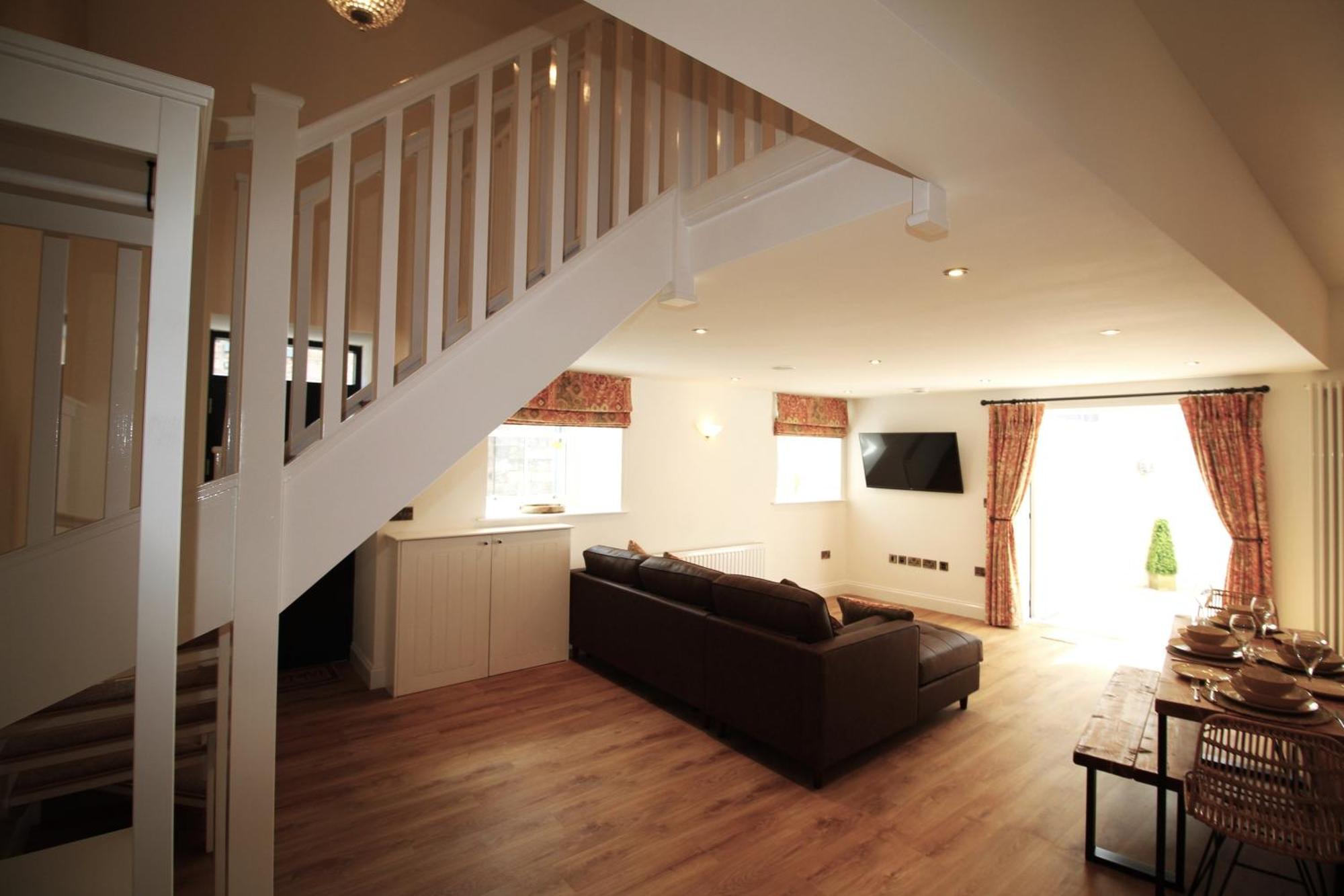 - Sleeps 4 - Town Centre - Very High End Renovation - Private Garden - Close To Train Station - Fast Wifi