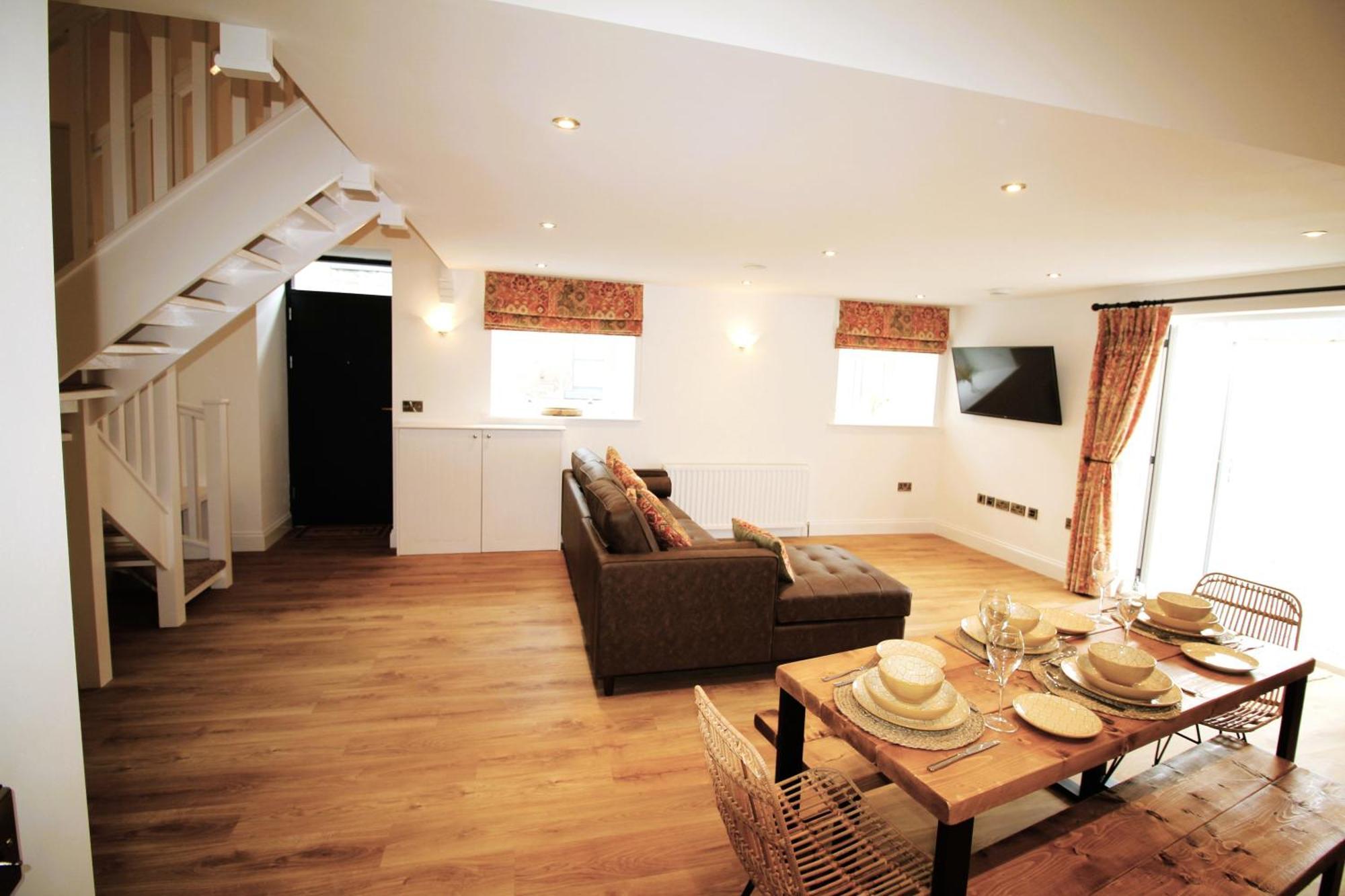 - Sleeps 4 - Town Centre - Very High End Renovation - Private Garden - Close To Train Station - Fast Wifi *