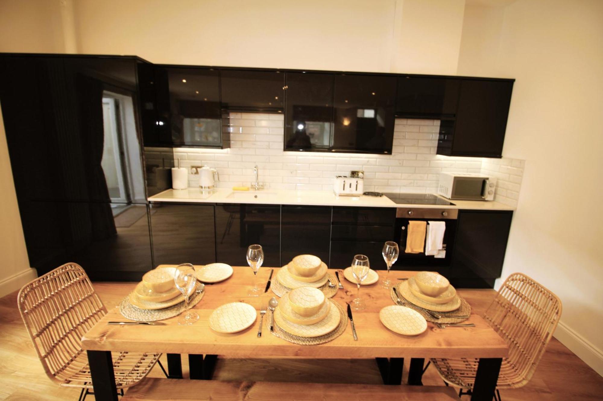 - Sleeps 4 - Town Centre - Very High End Renovation - Private Garden - Close To Train Station - Fast Wifi Apartment *