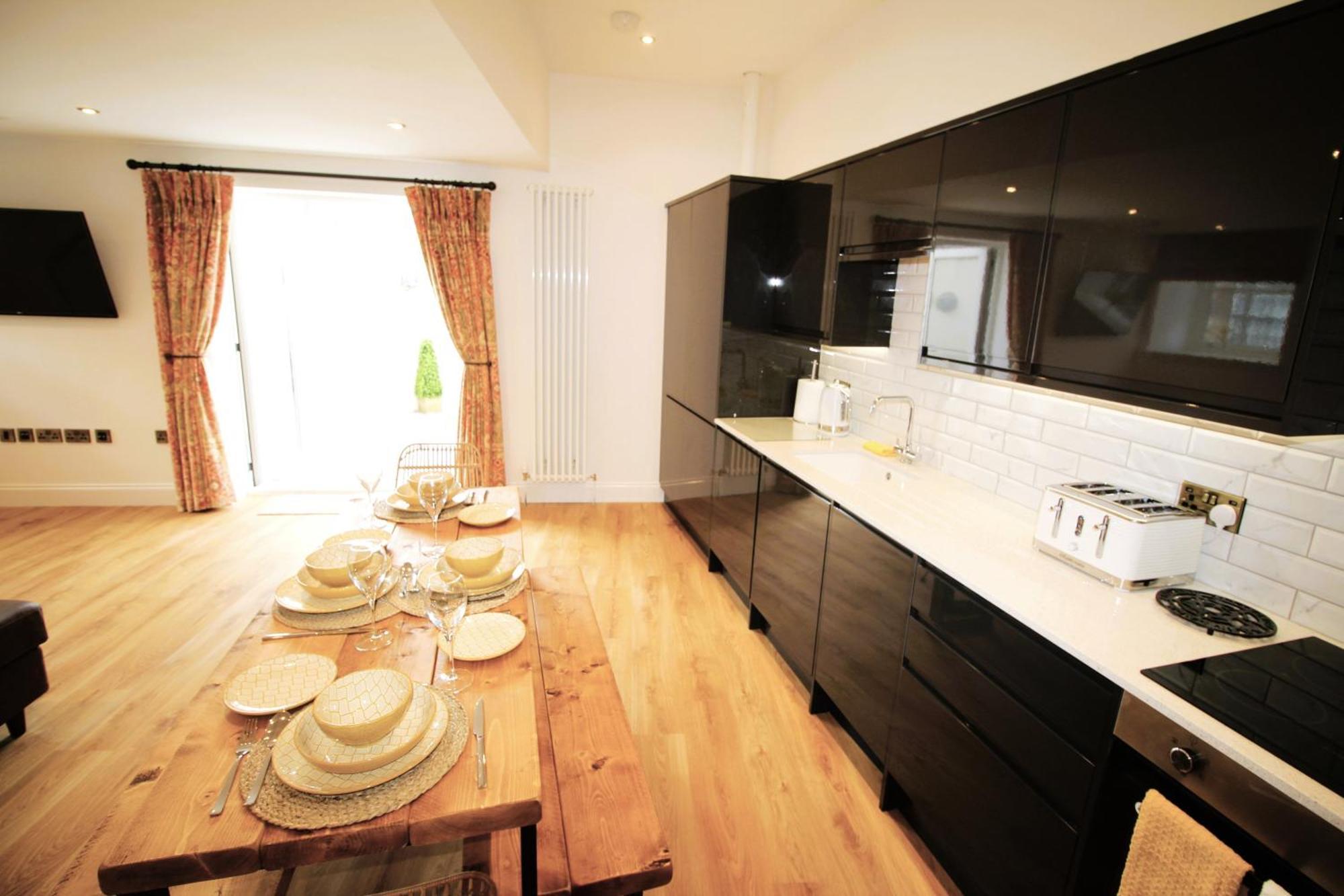 - Sleeps 4 - Town Centre - Very High End Renovation - Private Garden - Close To Train Station - Fast Wifi *