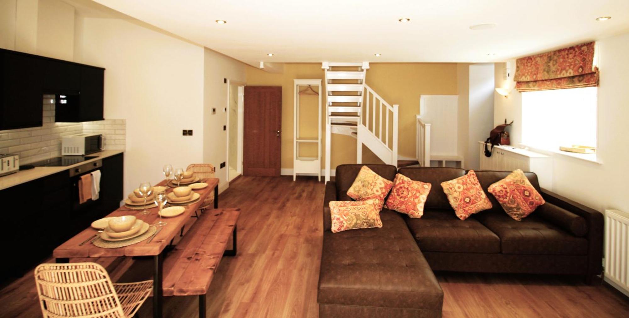 - Sleeps 4 - Town Centre - Very High End Renovation - Private Garden - Close To Train Station - Fast Wifi Apartment *