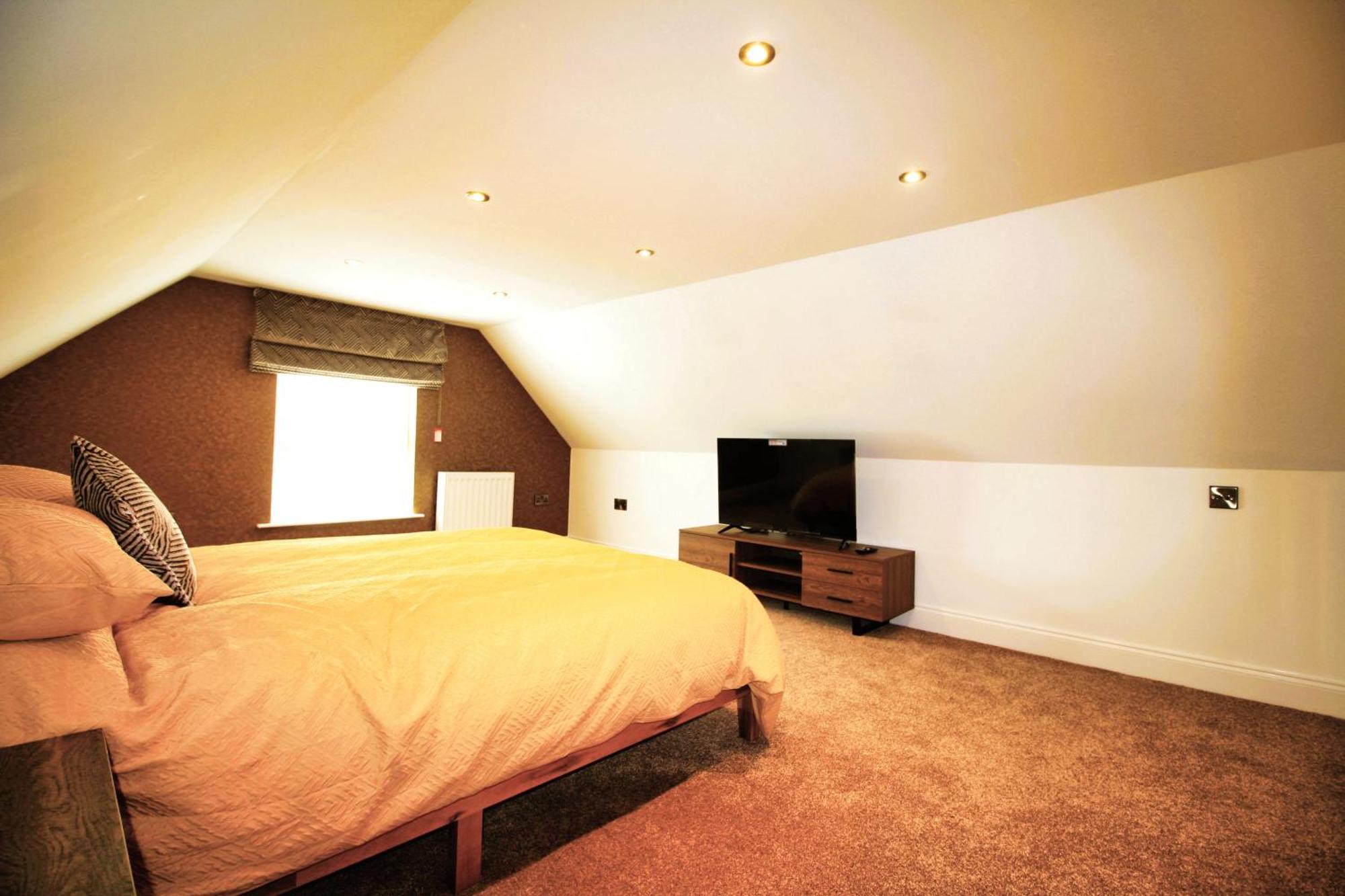 - Sleeps 4 - Town Centre - Very High End Renovation - Private Garden - Close To Train Station - Fast Wifi