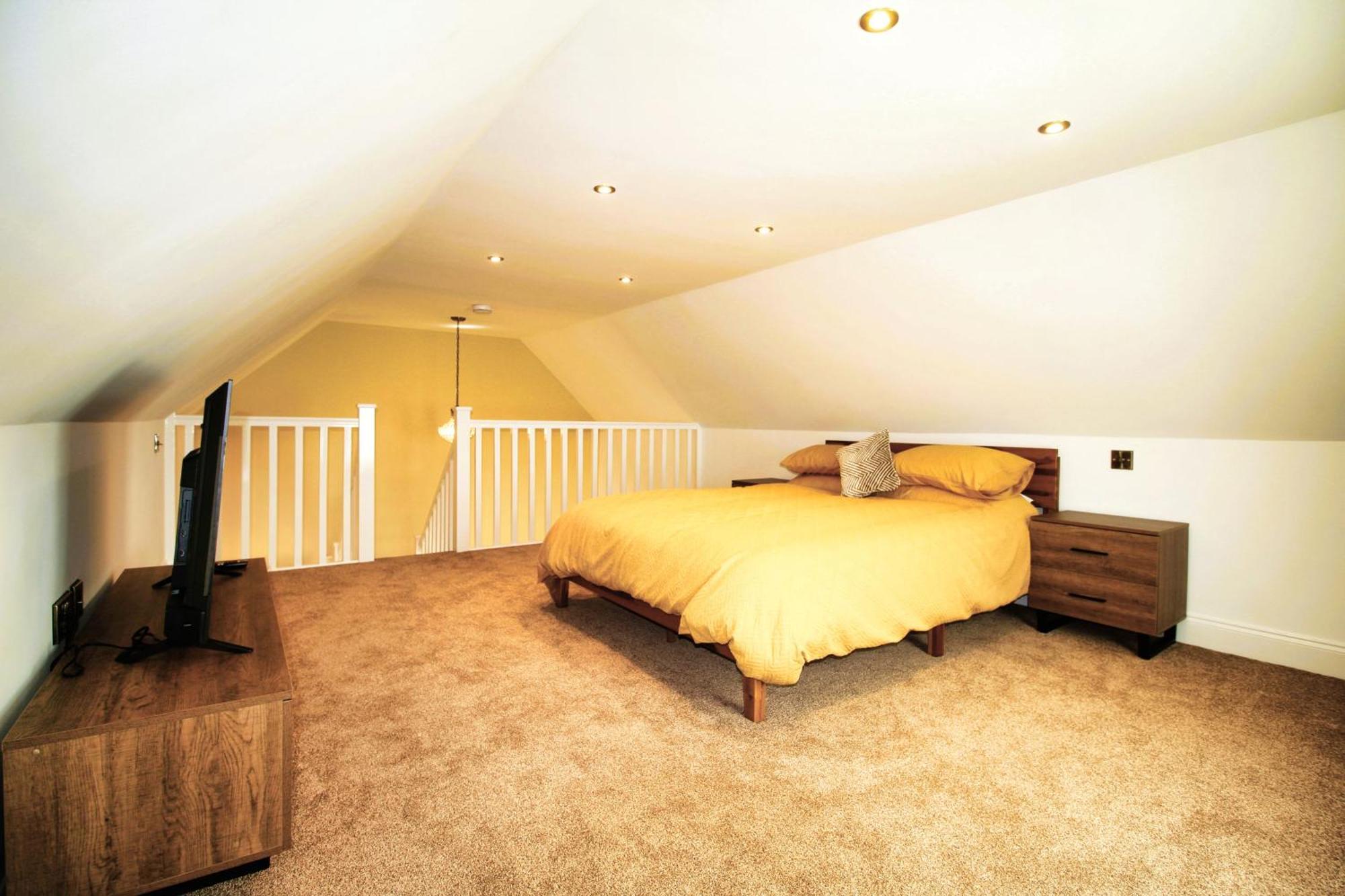 - Sleeps 4 - Town Centre - Very High End Renovation - Private Garden - Close To Train Station - Fast Wifi *