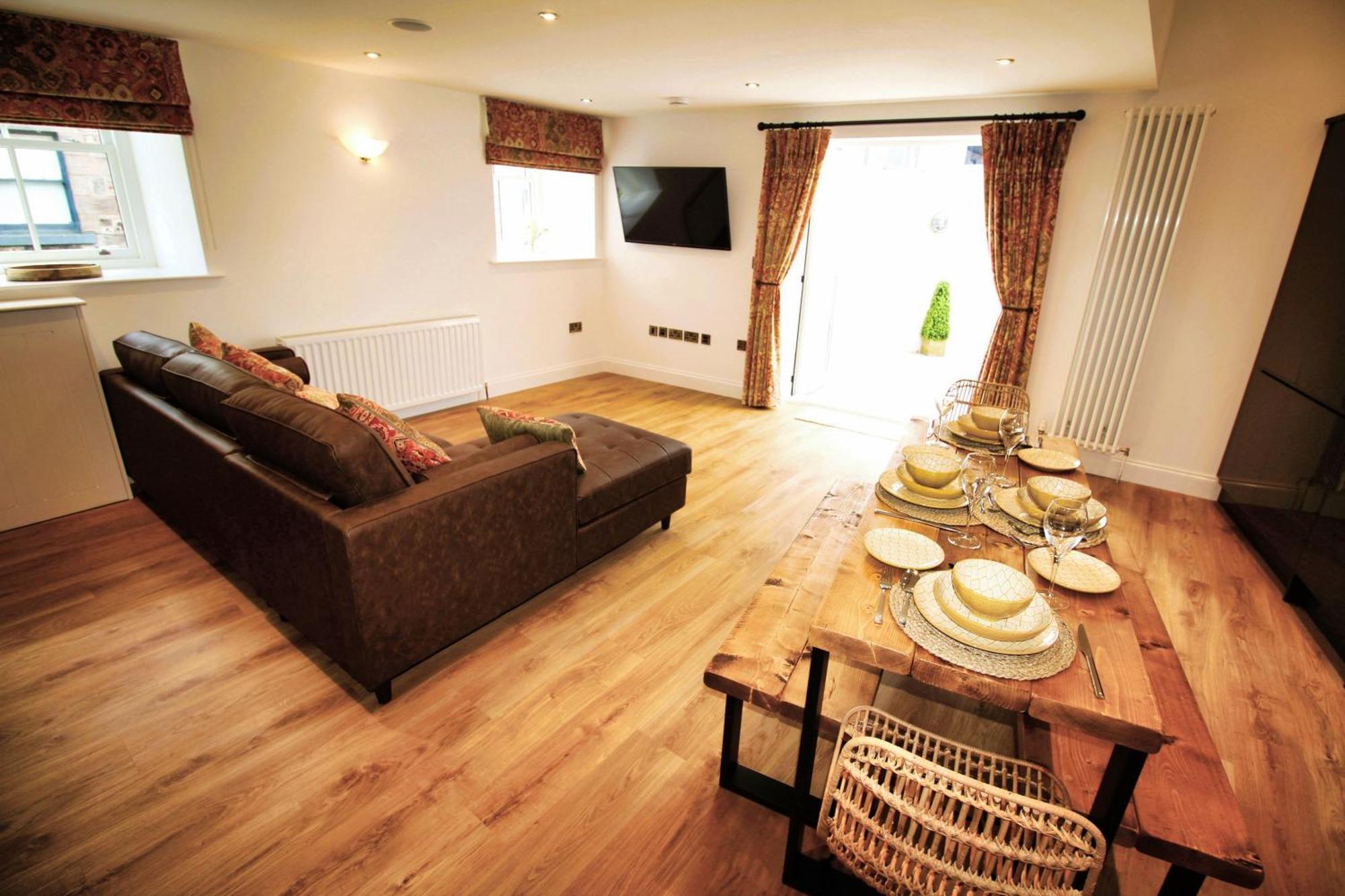 - Sleeps 4 - Town Centre - Very High End Renovation - Private Garden - Close To Train Station - Fast Wifi *