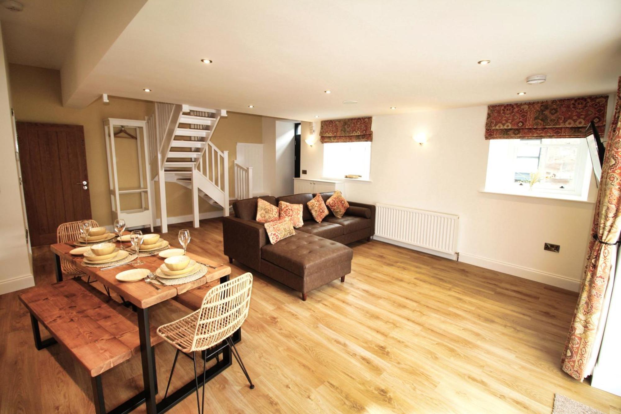 Apartment - Sleeps 4 - Town Centre - Very High End Renovation - Private Garden - Close To Train Station - Fast Wifi