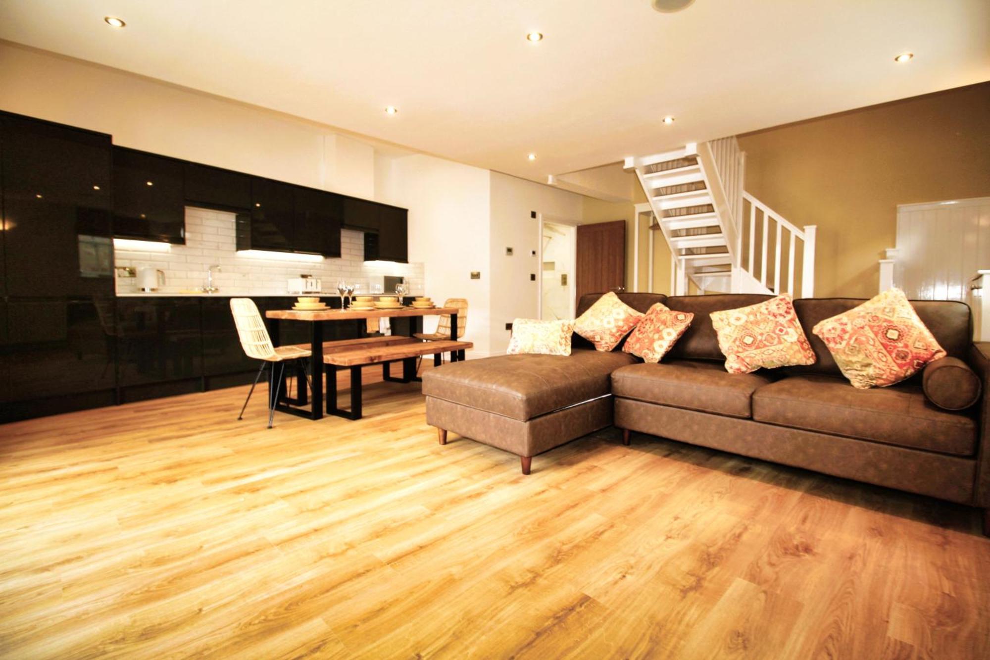Apartment - Sleeps 4 - Town Centre - Very High End Renovation - Private Garden - Close To Train Station - Fast Wifi