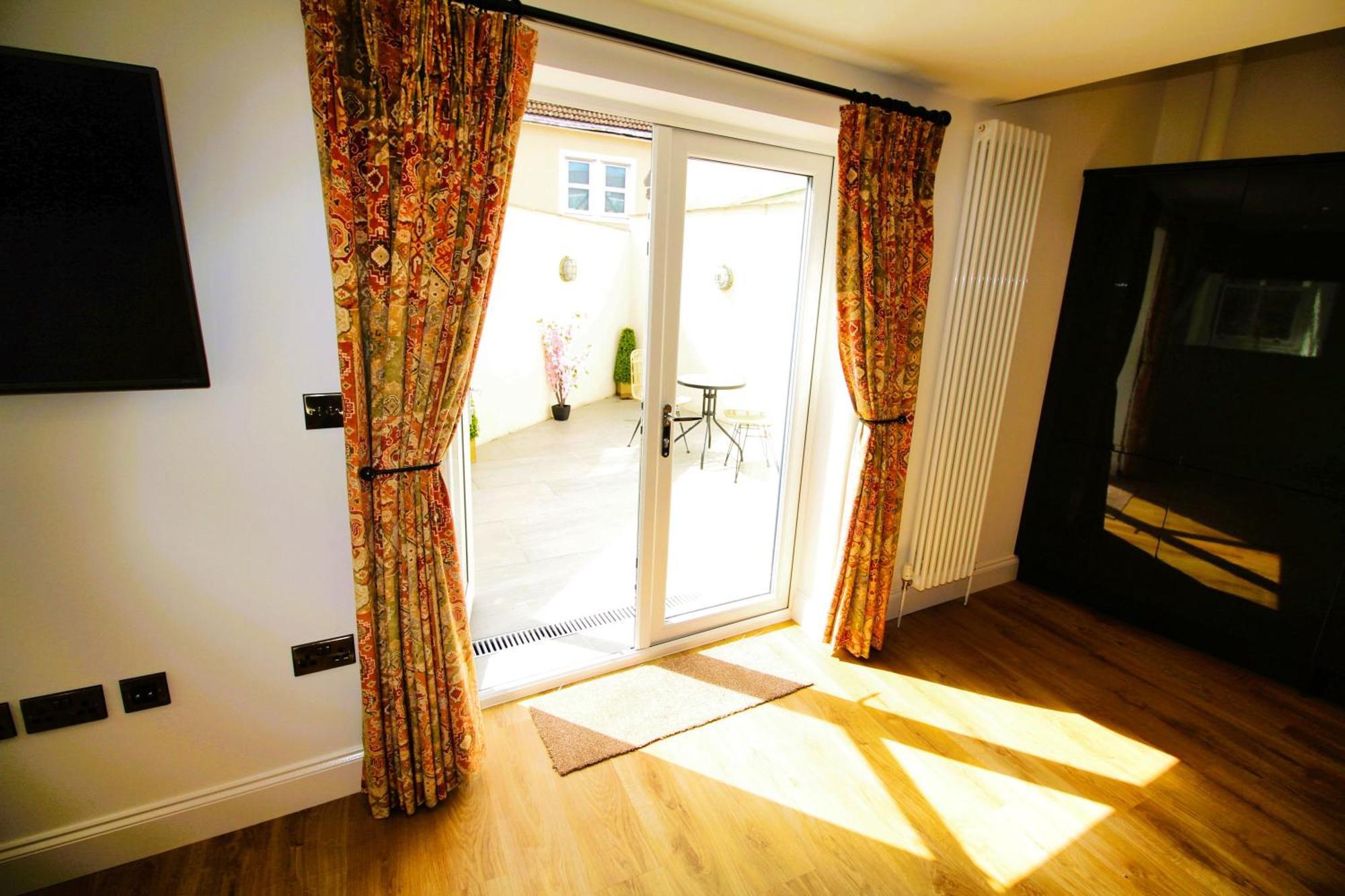 Apartment - Sleeps 4 - Town Centre - Very High End Renovation - Private Garden - Close To Train Station - Fast Wifi *